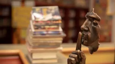 Statue saying be quiet