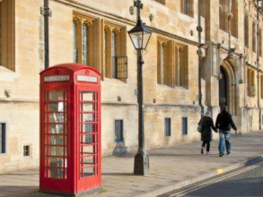 red telephone box 